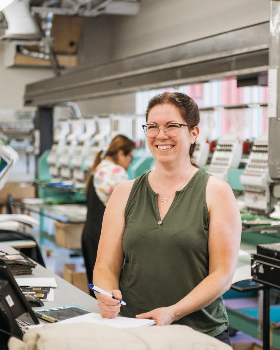 Employee in the Lac-Drolet decoration workshop.