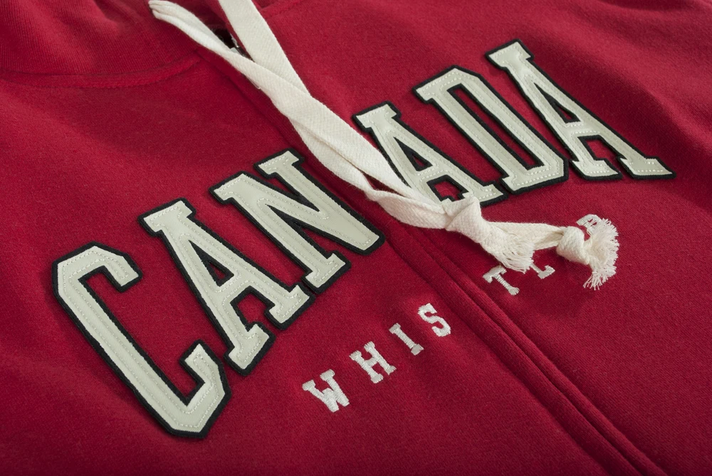 Lettrage Canada en appliqué sur un coton ouaté rouge