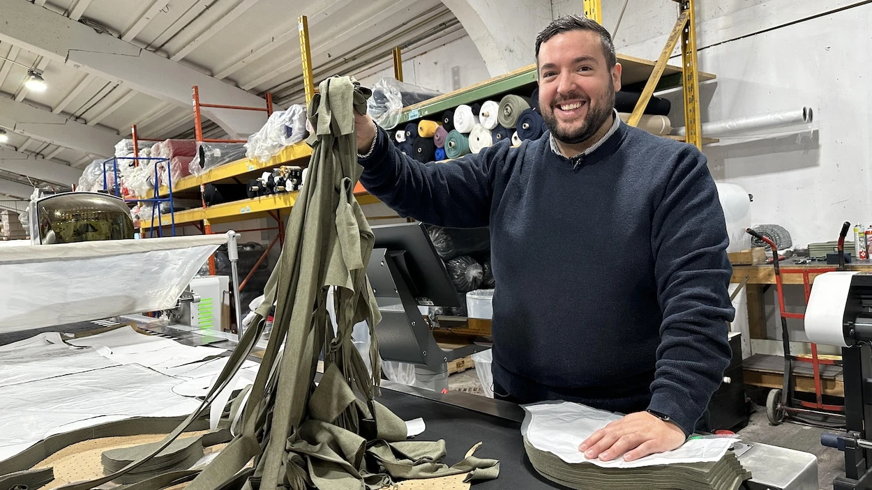 Un homme tient des retailles de tissus
