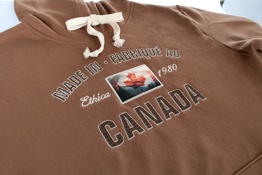 Appliqué imprimé Canada sur un chandail à capuchon brun