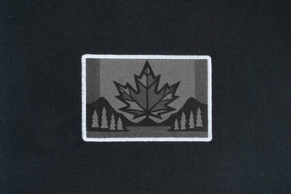 Appliqué de suédine gravée avec finition satin