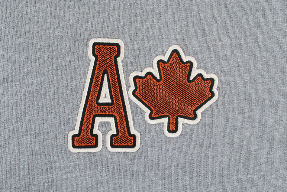 Appliqué simple de twill avec finition satin et motif brodé